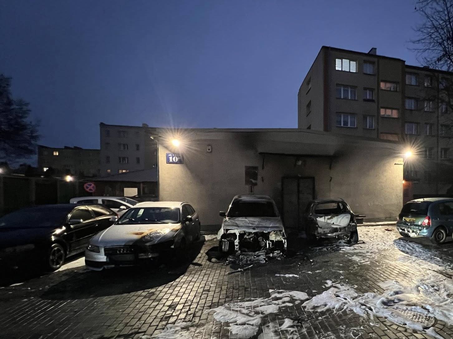 Nocny pozar samochodow